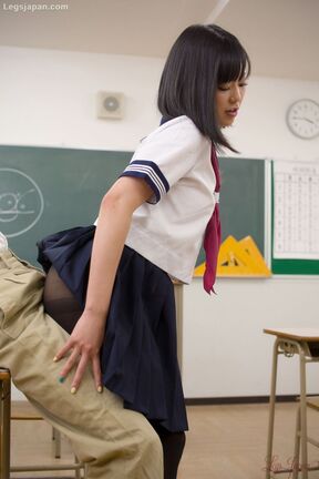 Kogal Kohaku Uta giving footjob in classroom in uniform