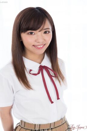 Student Nishino Ena lowers panties and spreads her pussy