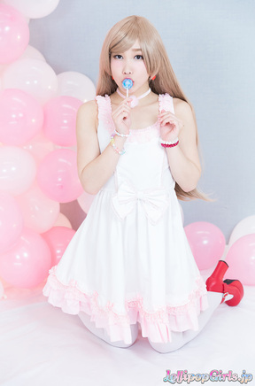 Kasugano Yui on her knees sucking lollipop and cock